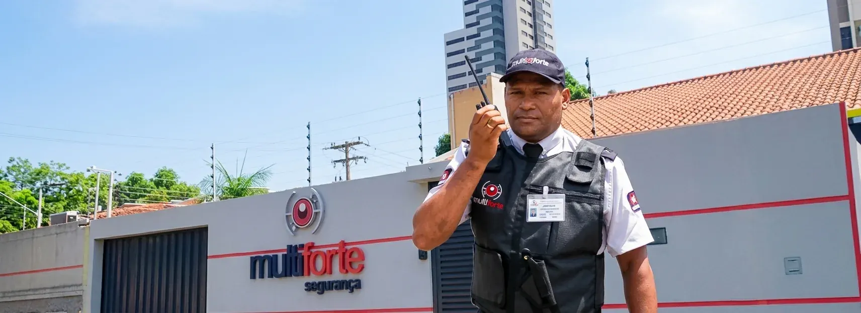 Vigilante uniformizado da Multiforte em frente à sede em Cuiabá